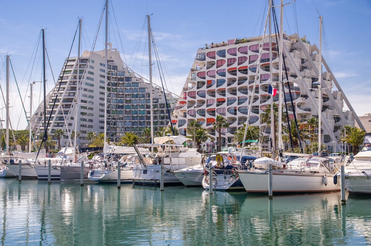Voiliers amarrés dans le port de plaisance de La Grande-Motte, devant les immeubles en pyramide de la station