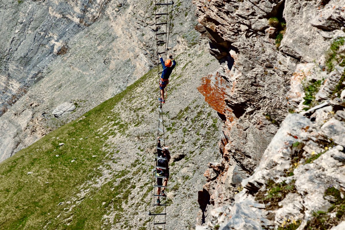 Première via ferrata pour débutants : sentier rocheux avec câbles d'ancrage et marches taillées