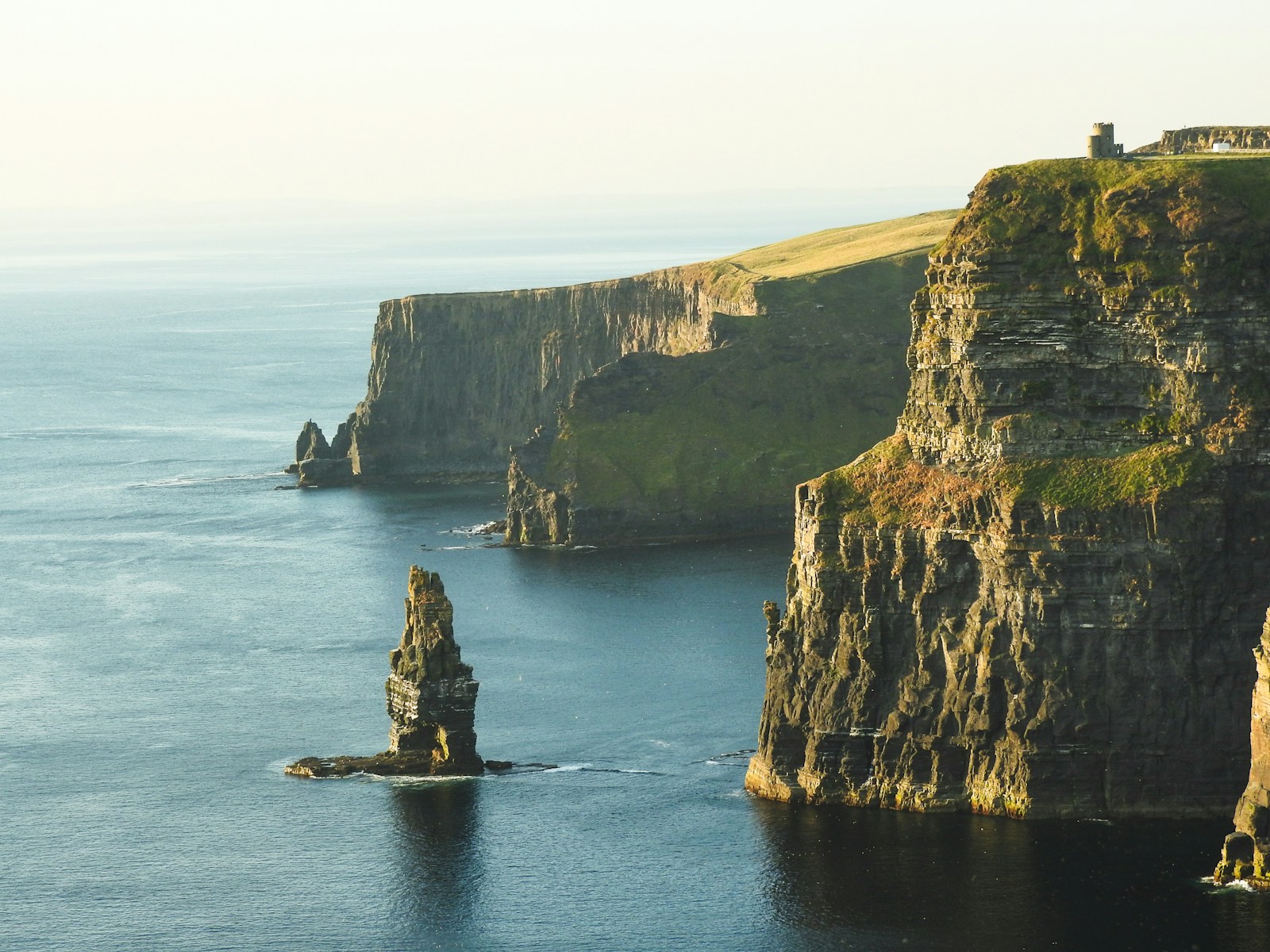 Falaises de Moher plongeant dans l'Atlantique, côte ouest de l'Irlande