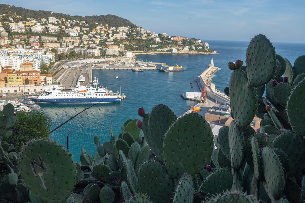 Côtes pittoresques et ports touristiques populaires pour explorer la Méditerranée