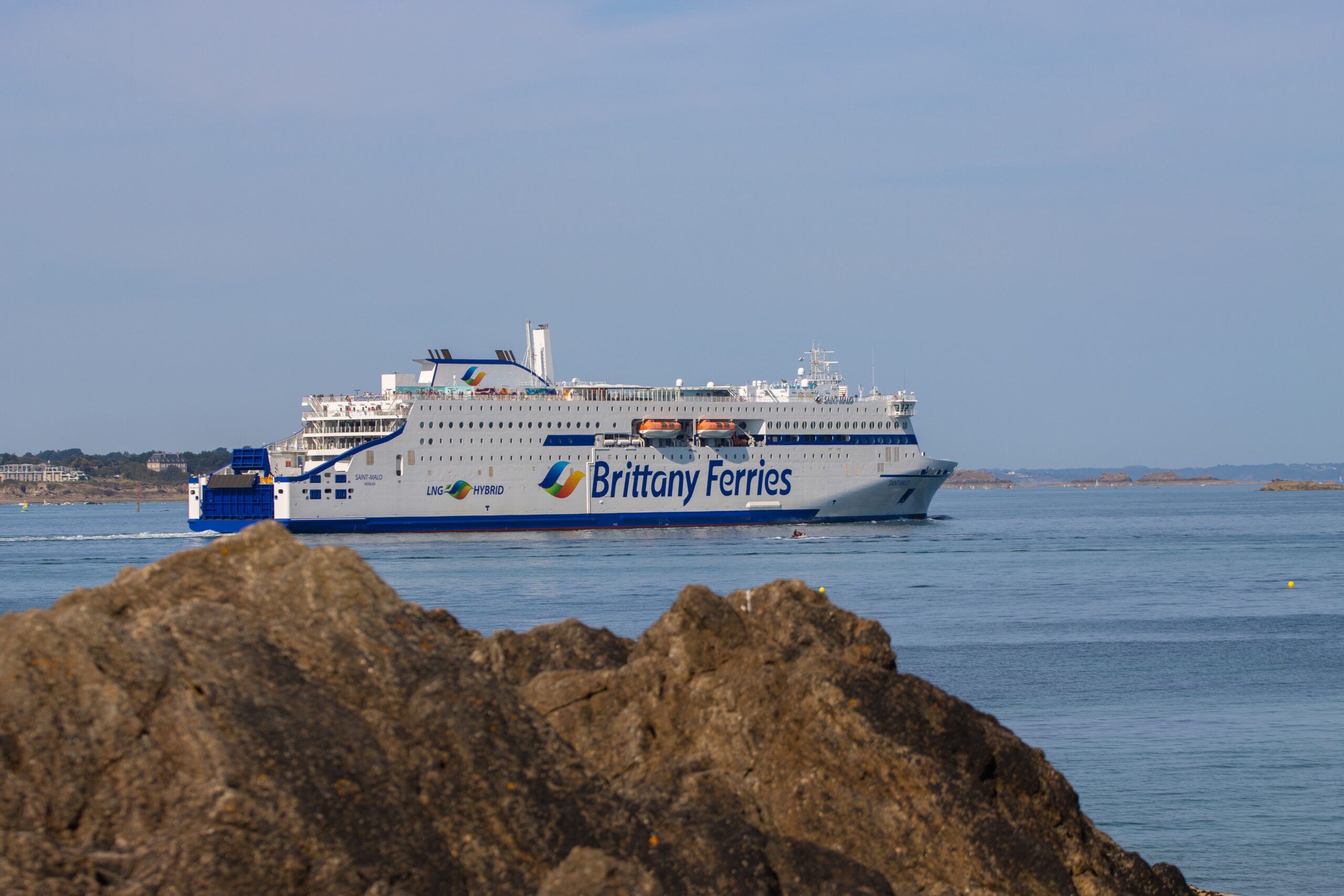 Navire Brittany Ferries voguant près des côtes, dans une ambiance maritime paisible.