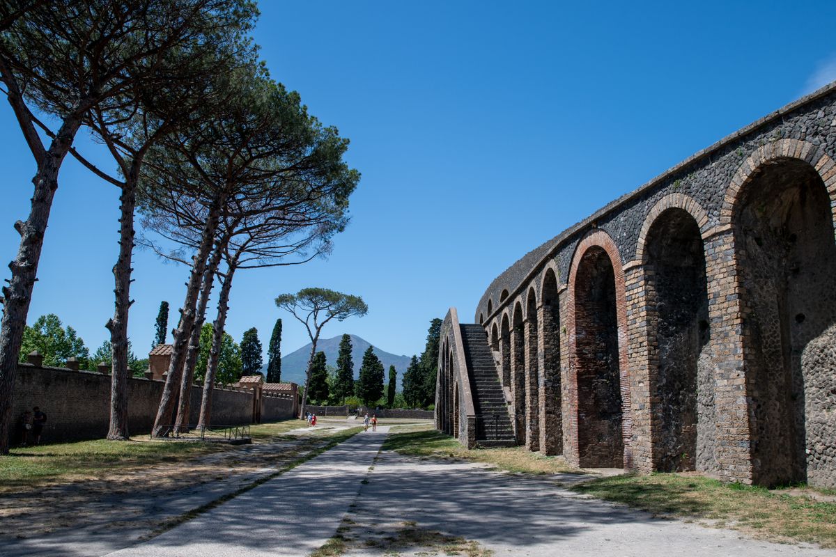 Ruines archéologiques bien conservées suivant le circuit touristique de Pompéi