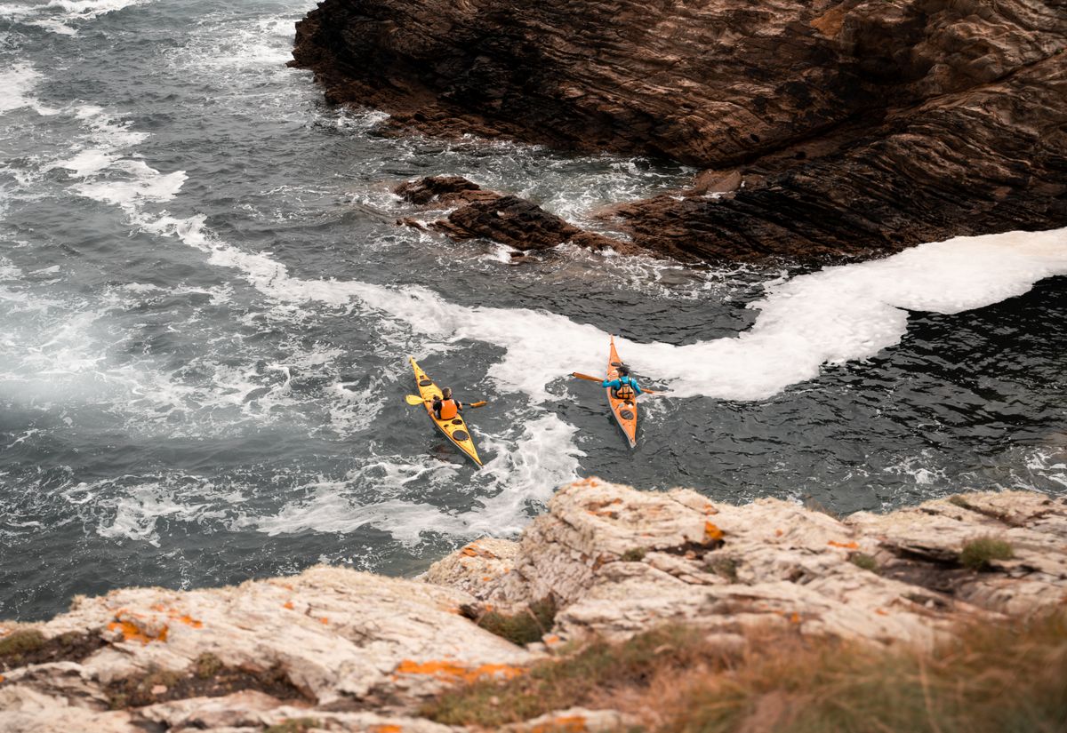 Différences visuelles entre canoë ou kayak : assise et technique de pagayage