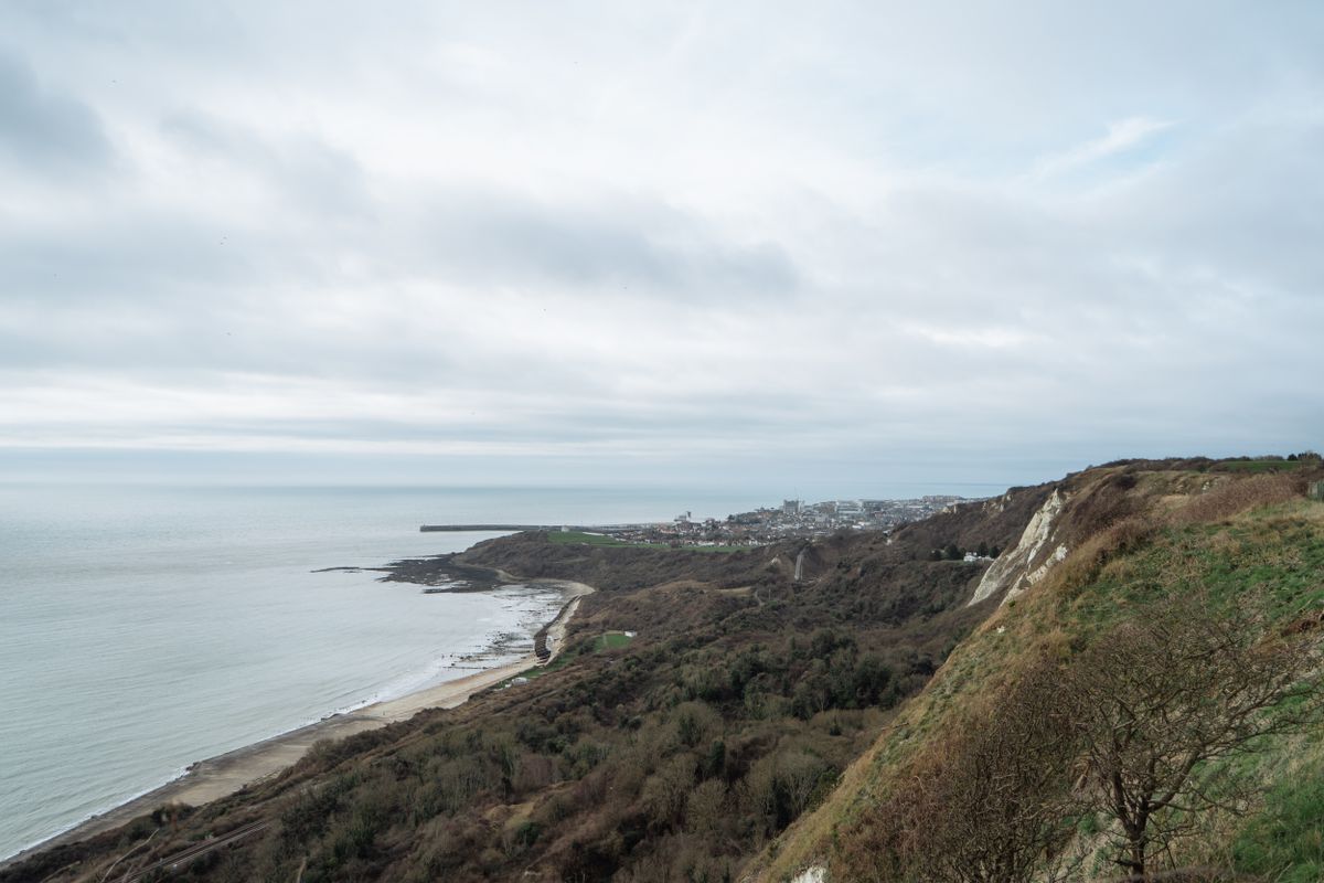 Côte anglaise avec falaises blanches dramatiques et paysages rocheux pittoresques.