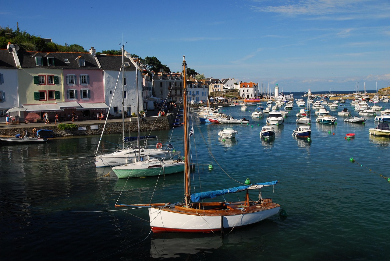 Port de Belle-Île-en-Mer avec bateaux à voile et ciel bleu