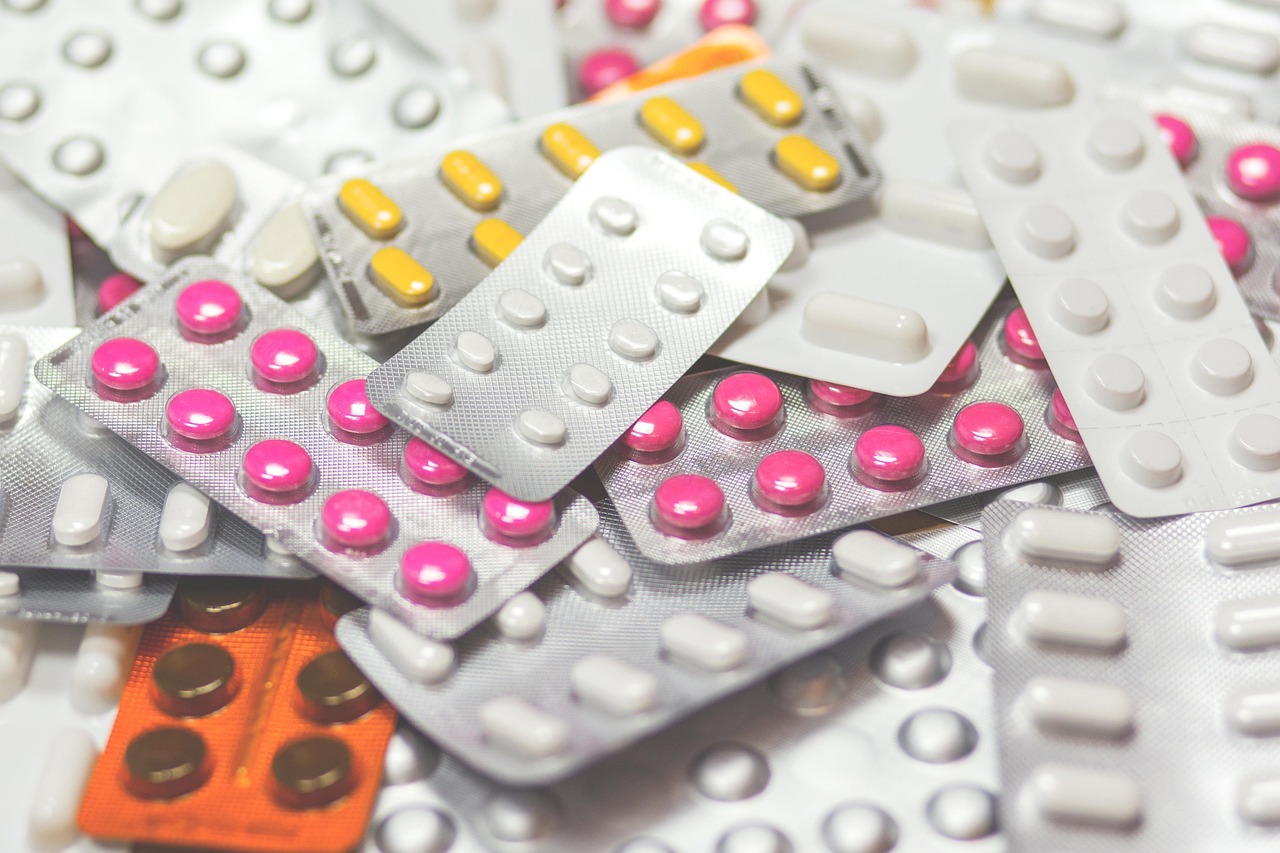 Assortiment de médicaments, comprimés et tablettes en vue rapprochée.