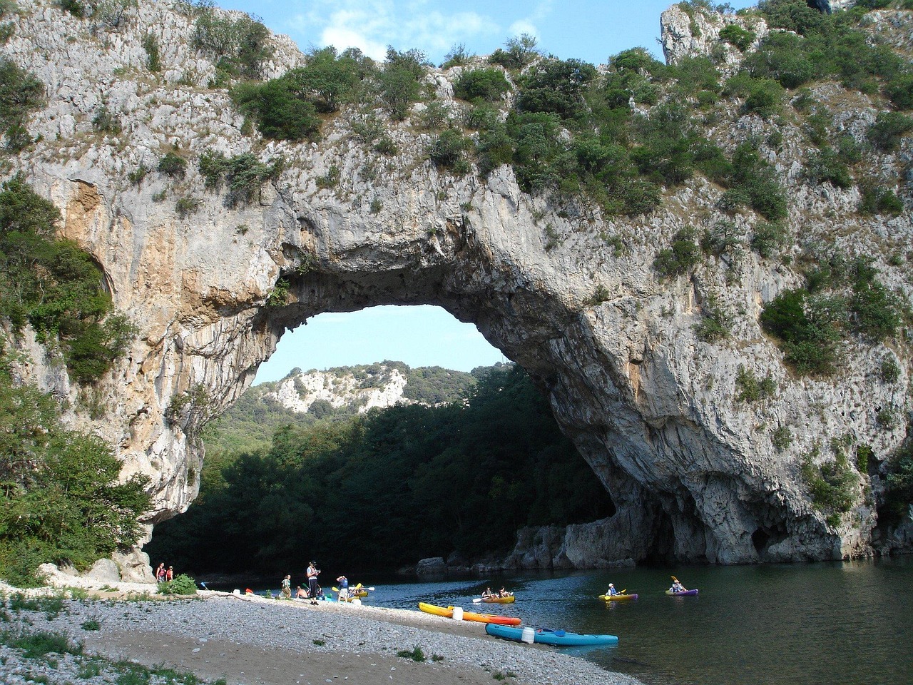 Paddle et canoë pratiqués sur l'eau aux Gorges de l'Ardèche, formations rocheuses visibles