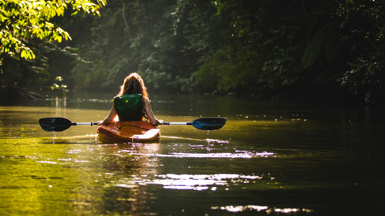 Canoë ou kayak : quelle différence, lequel choisir