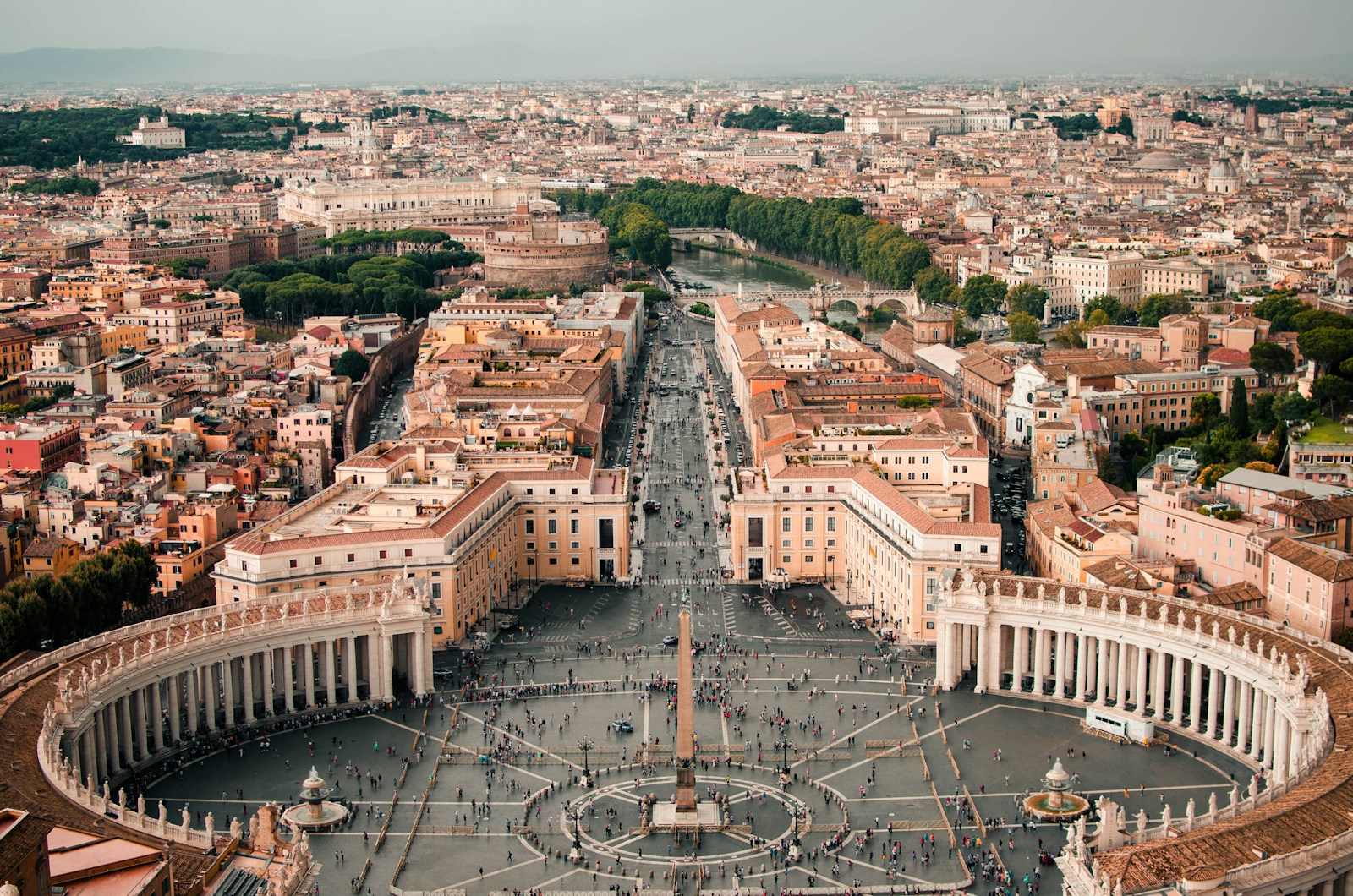 Vue aérienne du Vatican et de la Basilique Saint-Pierre prise d'en haut
