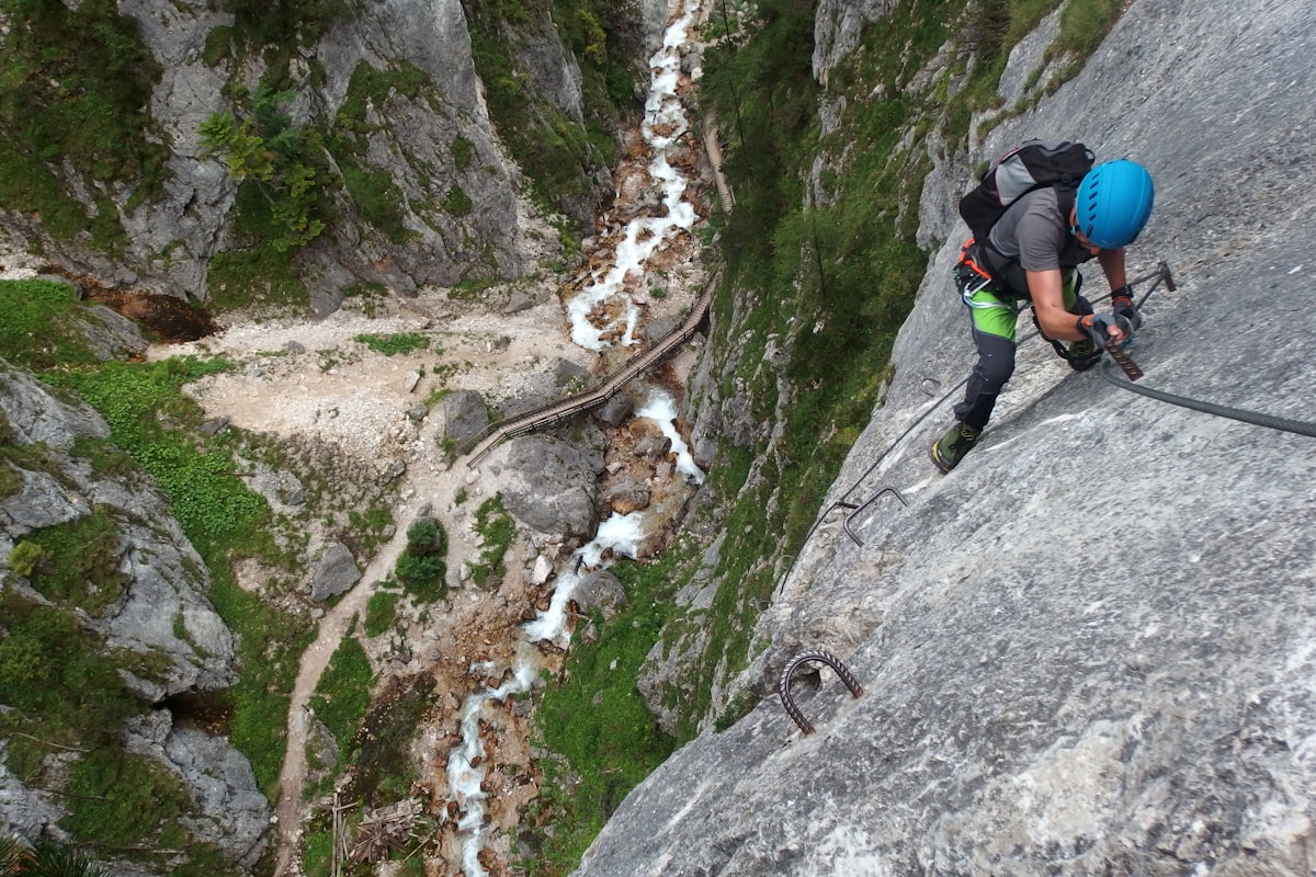 Équipement de sécurité complet pour pratiquer la via ferrata en montagne