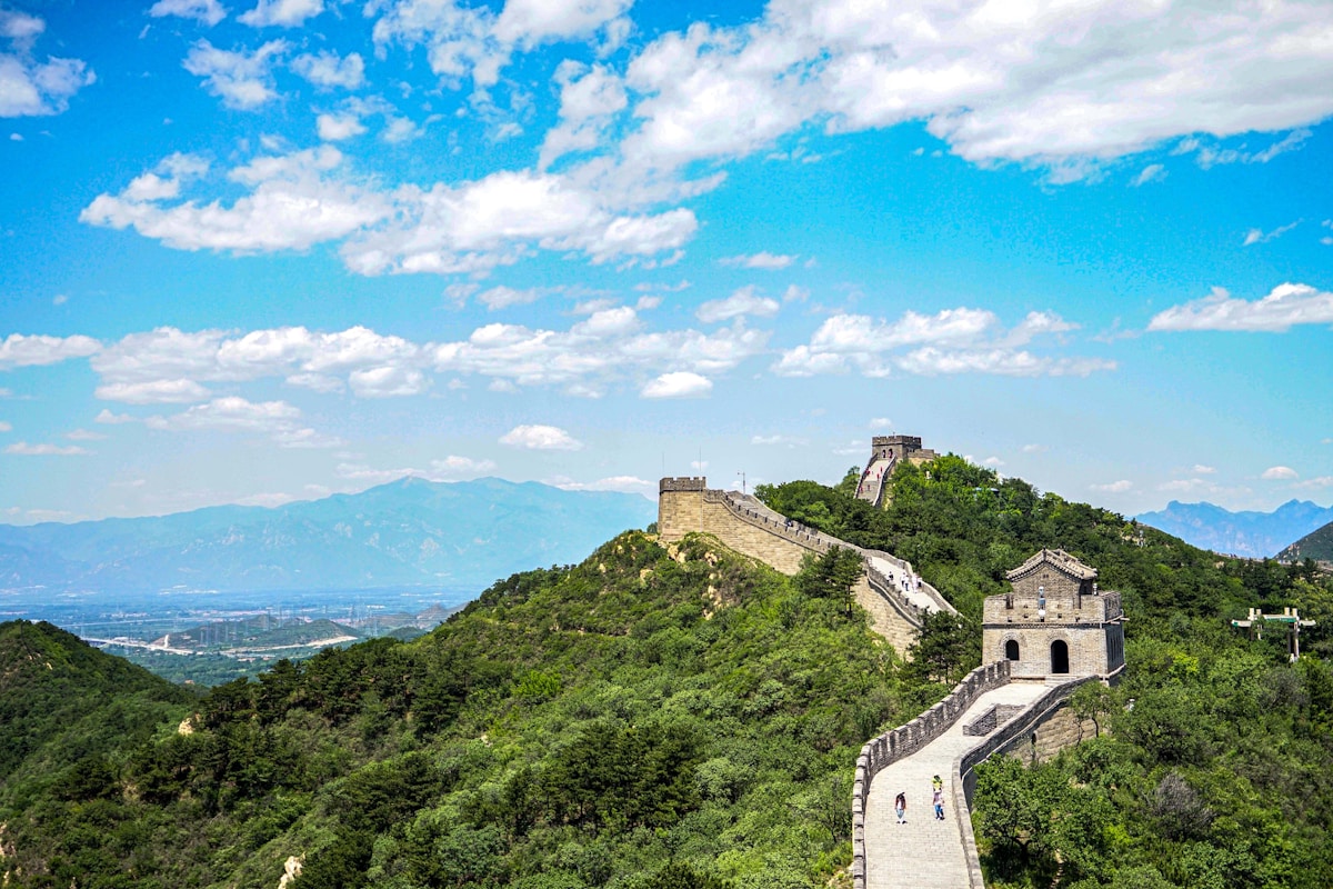 Mur de pierre de la Muraille de Chine à Mutianyu sur une colline