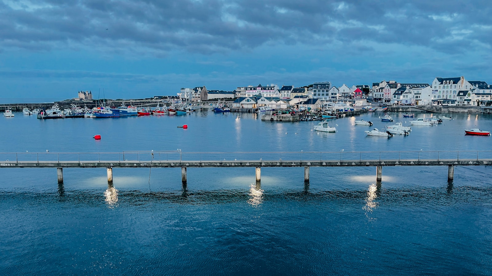 La traversée de Quiberon à Belle-Île en bateau, vue du port et des bateaux amarrés.