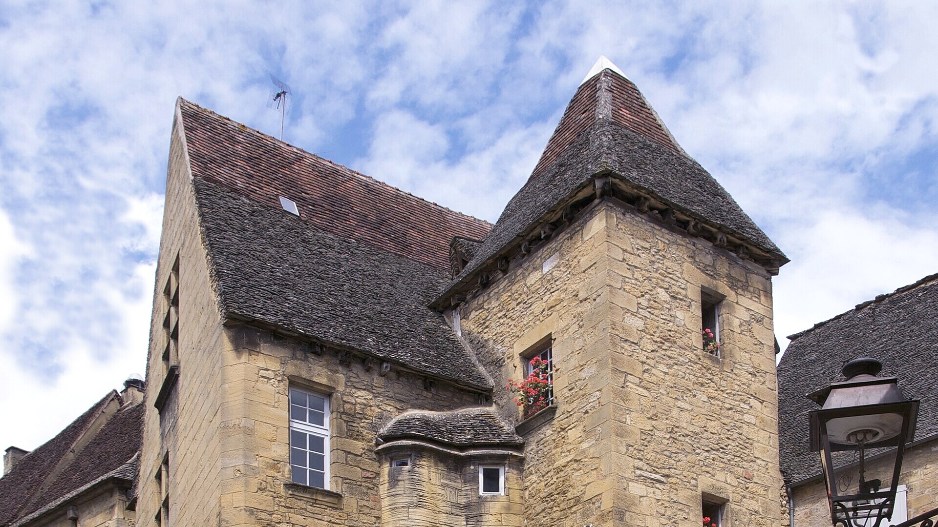 Façade de l'hôtel de Vassal situé à Sarlat-la-Canéda
