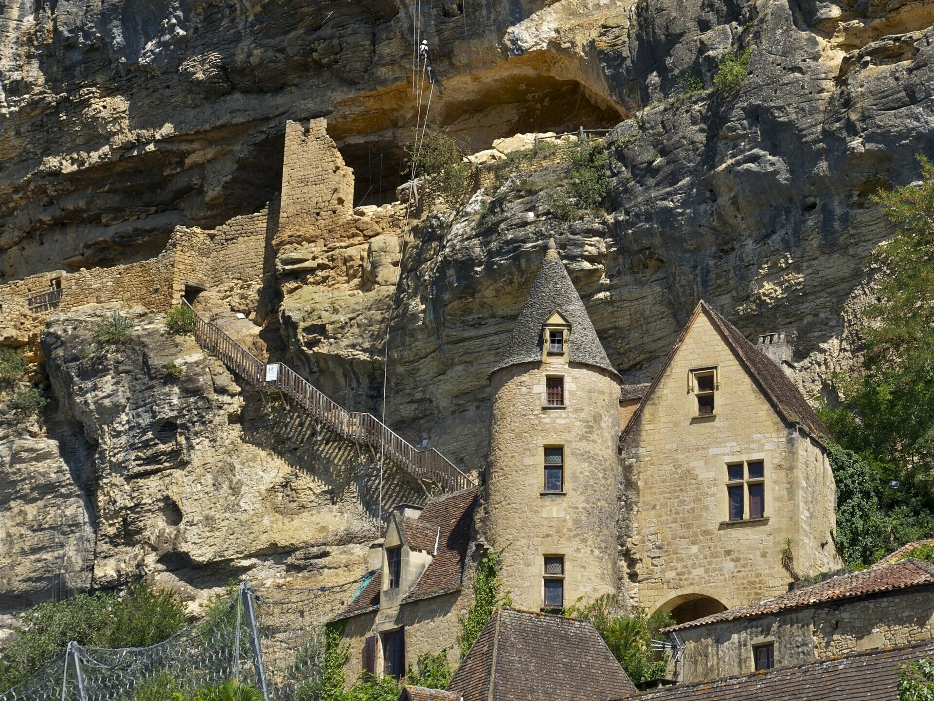 Grimpeurs escaladant une paroi rocheuse à La Roque-Gageac