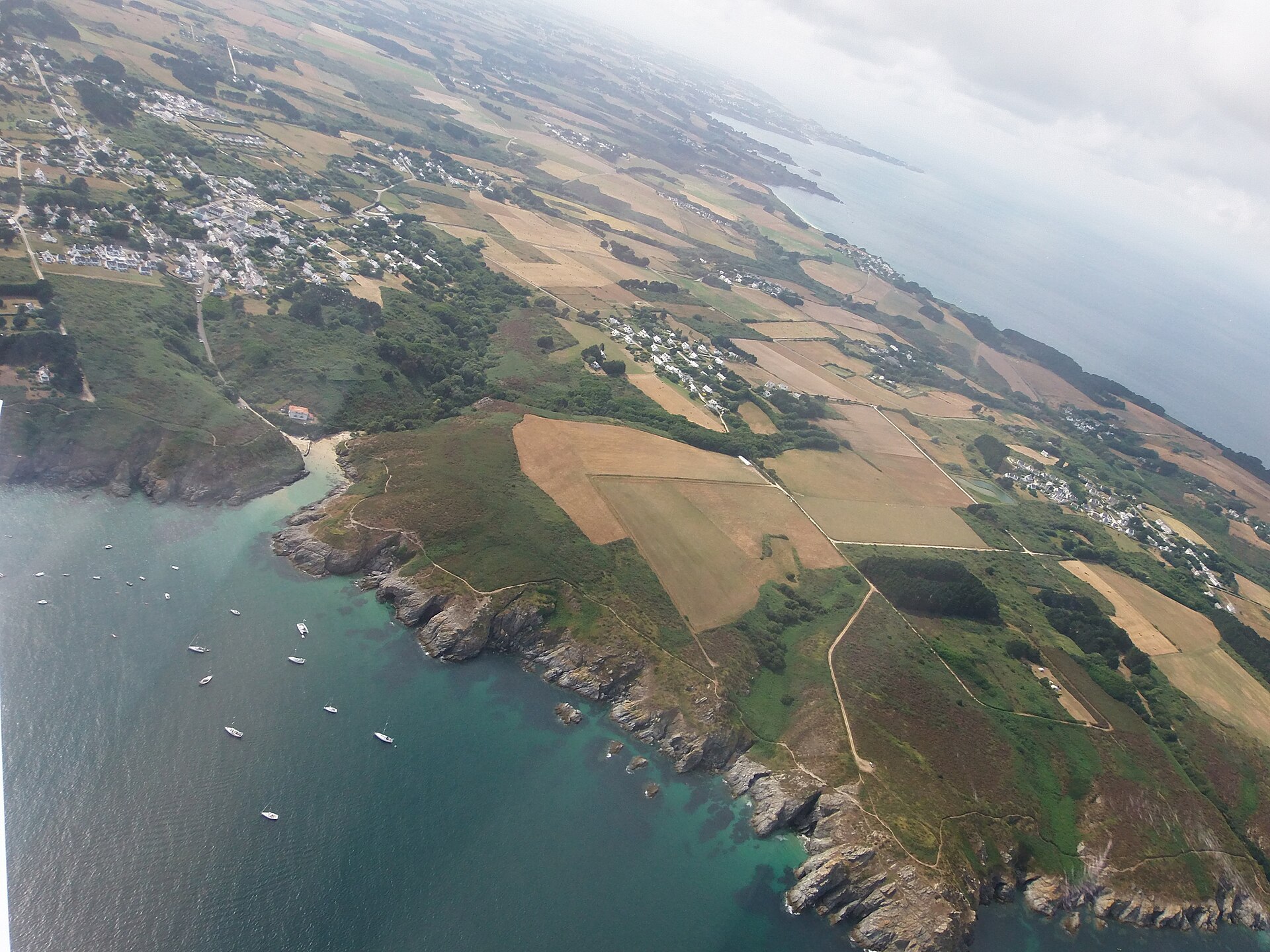 Vue aérienne montrant une côte avec port depuis les airs