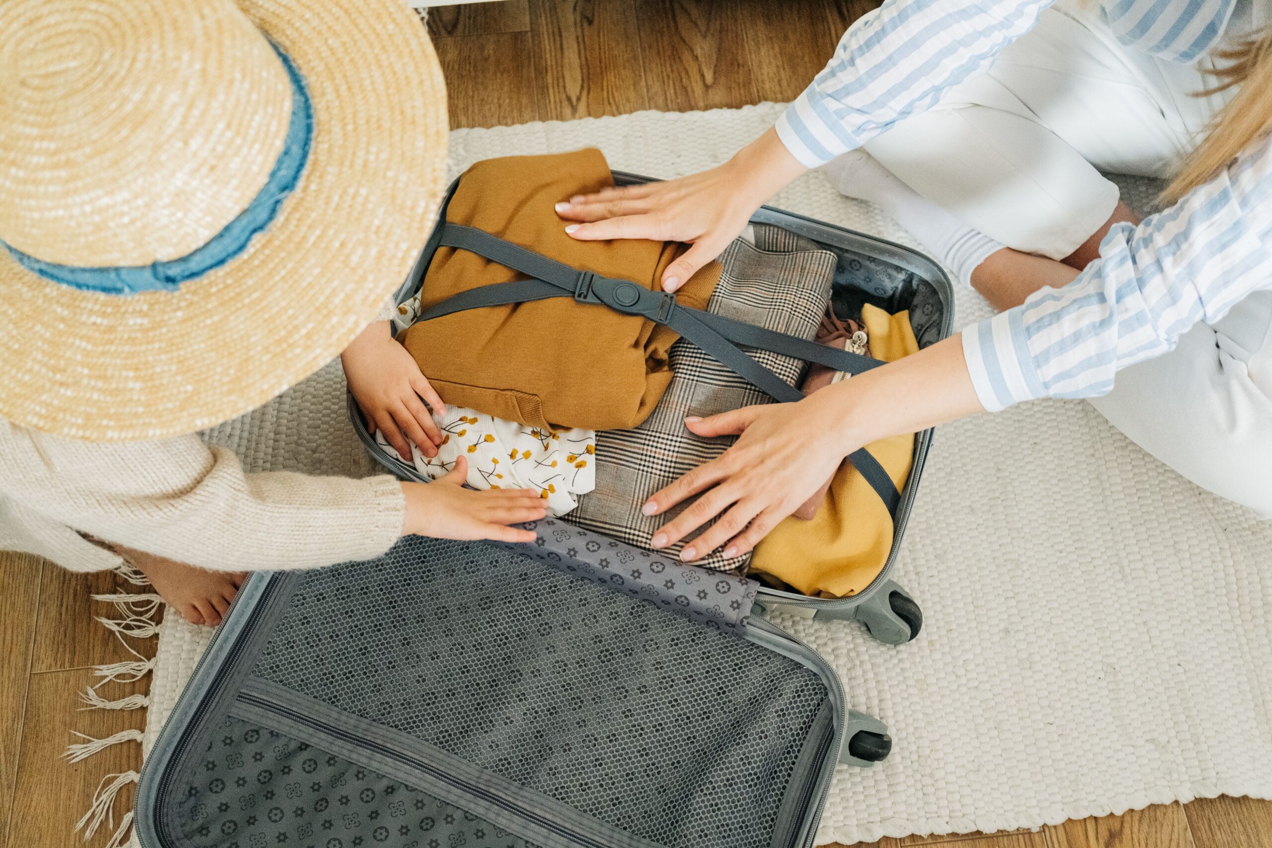 Mère et enfant préparant une valise avant de partir en vacances