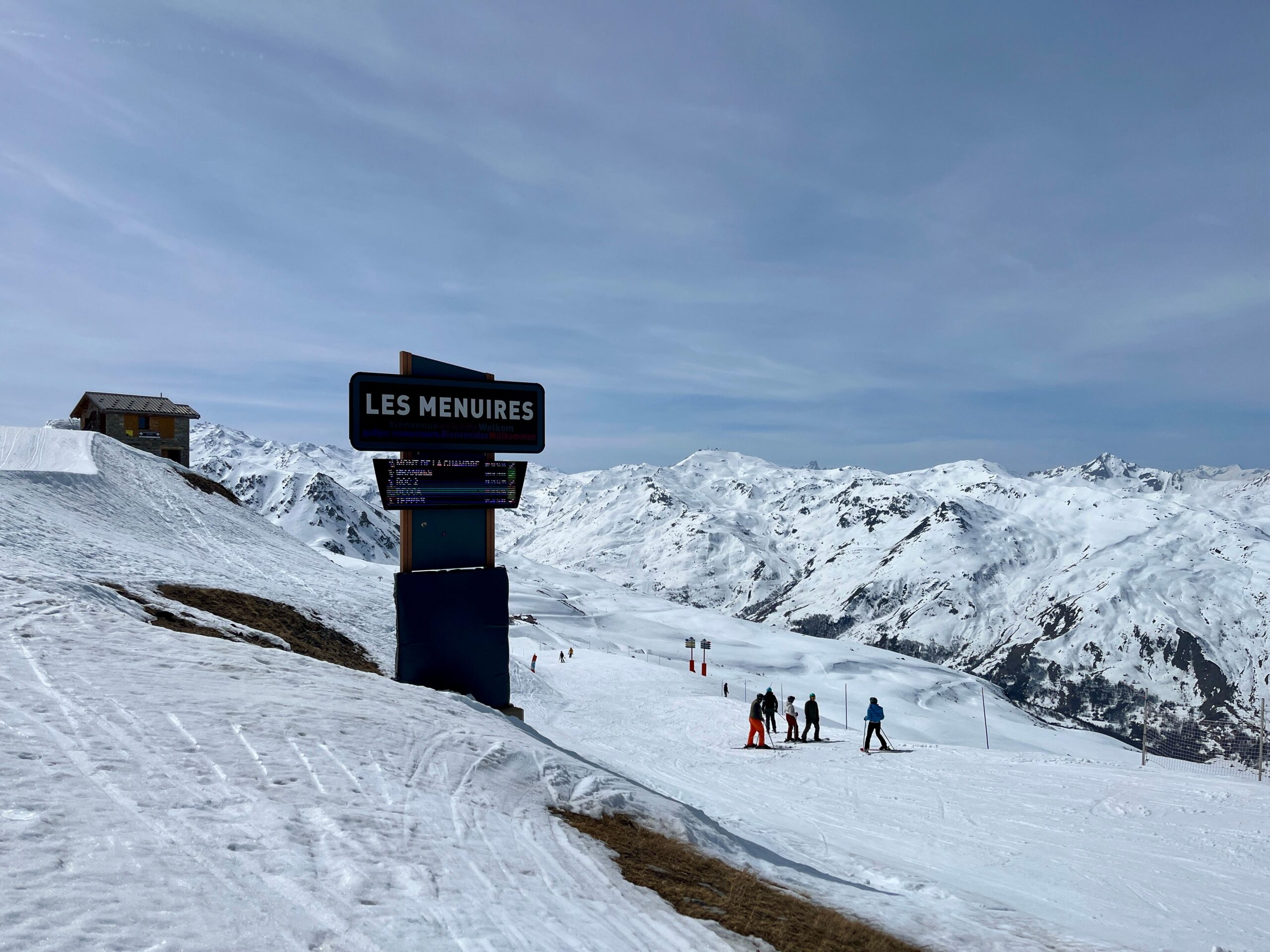 Skieurs sur les pistes des Menuires, station de ski des Alpes françaises