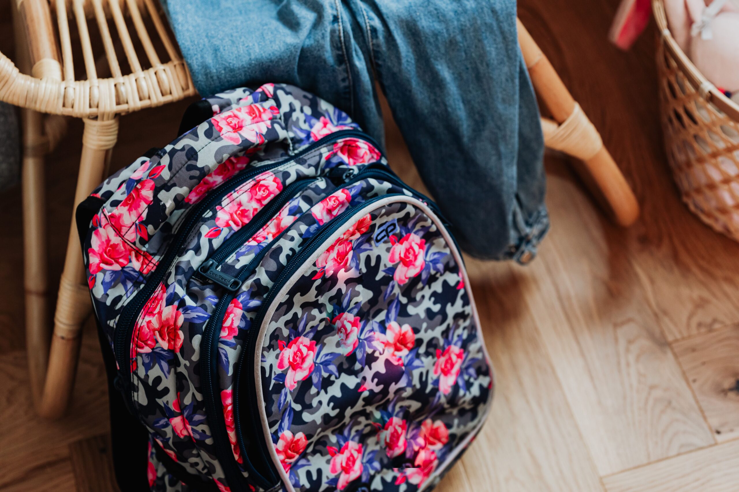 Cartable posé au sol avant la rentrée scolaire