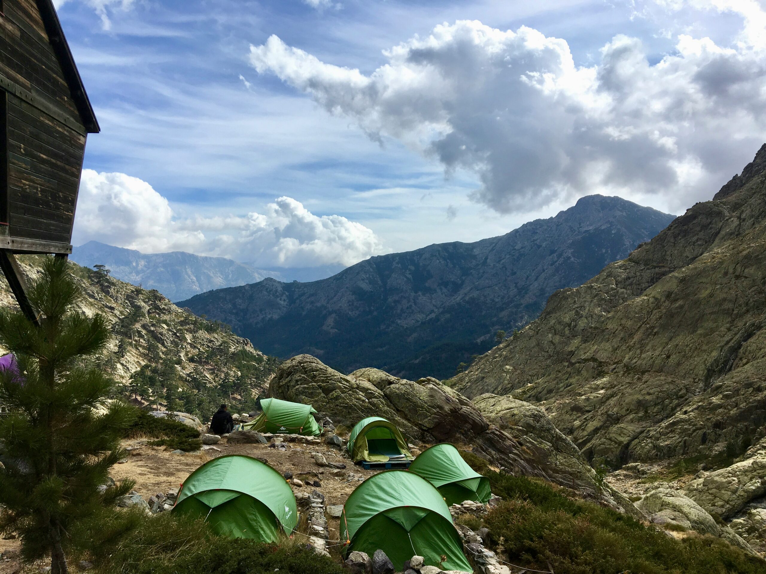Tentes de randonneurs installées en pleine montagne corse près d'un refuge, sur le tracé du GR20.
