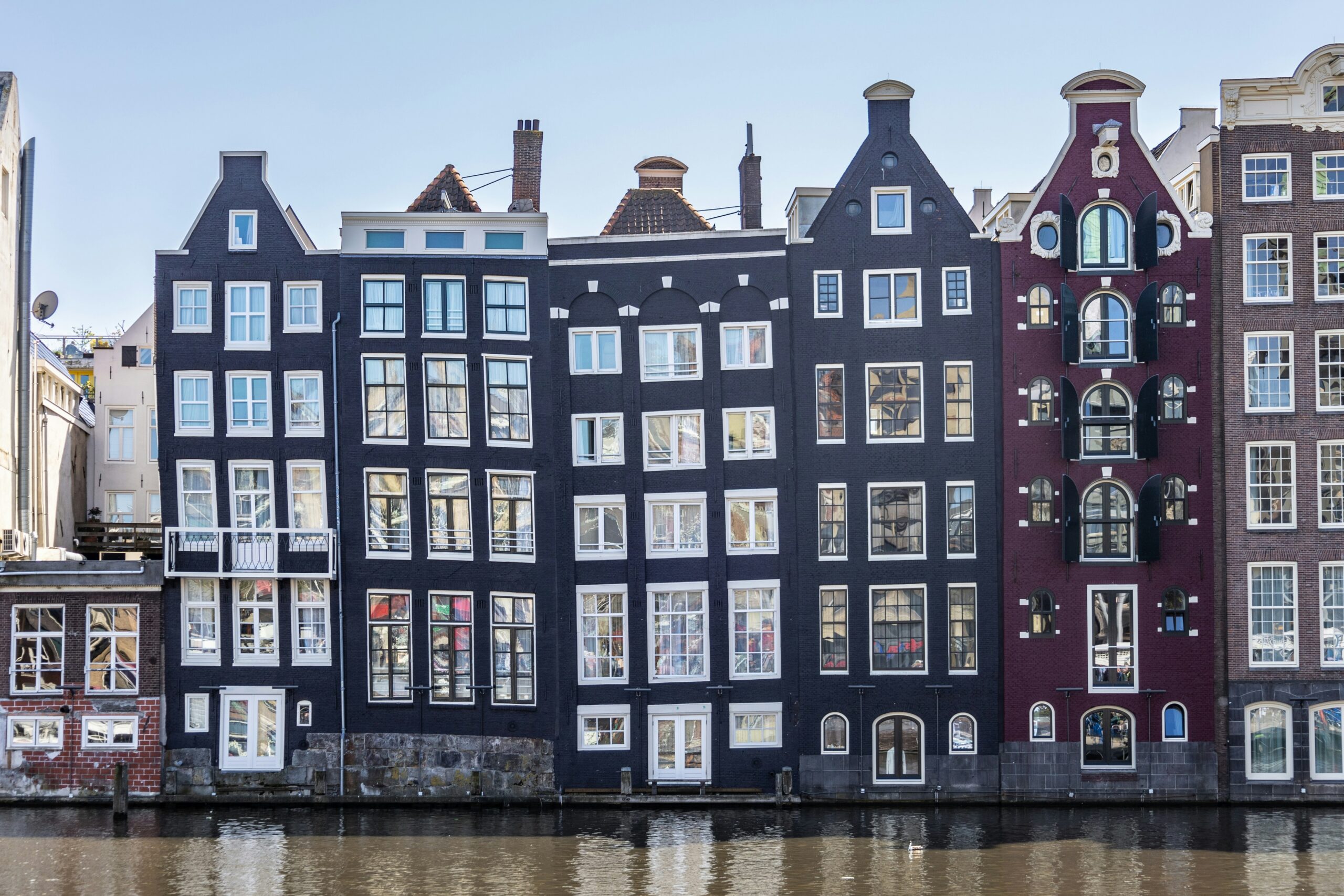 Amsterdam, ses maisons à pignon au bord des canaux, destination coup de coeur pour un week-end à l’étranger