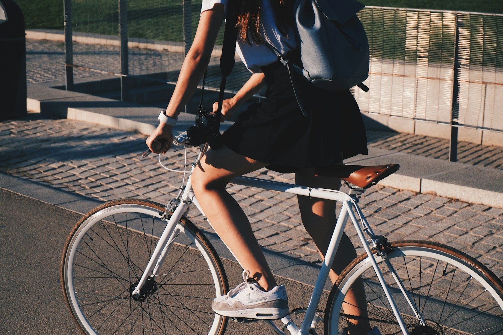 Femme en train de pédaler sur un vélo blanc rigide
